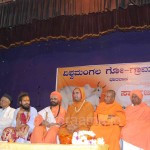 ಧಾರವಾಡದಲ್ಲಿ ನಡೆದ ಕಾರ್ಯಕ್ರಮದಲ್ಲಿ ನಿಷ್ಕಲ ಮಂಟಪ ಬೈಲೂರಿನ ನಿಜಗುಣಾನಂದ  ಸ್ವಾಮೀಜಿ, ಹಾಗೂ ರಾಮಕೃಷ್ಣ ವಿವೇಕಾನಂದ ಆಶ್ರಮದ ಸ್ವಾಮೀ ವಿಜಯಾನಂದ ಸರಸ್ವತಿ ಮುಂತಾದವರು ಭಾಗವಹಿಸಿದ್ದರು..