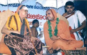 Sri Sri Raghaveshwara Bharati Mahaswamiji with Kanchi Seer, Sri Sri JayendraSaraswathi. 6/11/1998