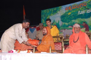 ಮಂಗಳೂರಿನಲ್ಲಿ ಸಂಗ್ರಹಿಸಿದ ೯ ಲಕ್ಷ  ಹಸ್ತಾಕ್ಷರಗಳನ್ನು  ಶ್ರೀ ಗಳಿಗೆ ಸಮರ್ಪಿಸಿದ ವಿನಯ್ ಶೆಟ್ಟಿ..