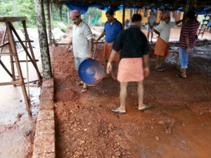 ಕಾಸರಗೋಡು ಸಮೀಪದ ಬಜಕೋಡ್ಲು ಗೋಶಾಲೆಯ ಪರಿಸರಲ್ಲಿ ಕಾರ್ಯಕರ್ತರು