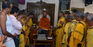 ಪೀಠಾರೋಹಣ ವಾರ್ಷಿಕೋತ್ಸವದಂದು ಶ್ರೀಸಂಸ್ಥಾನದವರಿಗೆ ವಿಶಿಷ್ಟವಾದ ವ್ಯಾಸಪೀಠ ಸಹಿತ ಭಗವದ್ಗೀತೆಯನ್ನು ಭಕ್ತರು ಸಮರ್ಪಿಸಿದರು.