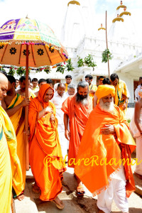 ಕೆಂಗೇರಿಯ ಓಂಕಾರಾಶ್ರಮಕ್ಕೆ ತೆರಳುವ ಮೂಲಕ ಸೀಮೋಲ್ಲಂಘನದ ವಿಧಿವಿಧಾನಗಳನ್ನು ಪೂರೈಸಿದರು, ಈ ಸಂಧರ್ಭದಲ್ಲಿ ಓಂಕಾರಾಶ್ರಮದ ಶ್ರೀ ಮಧುಸೂಧನಾನಂದಪುರಿ ಶ್ರೀಗಳು ಹಾಗೂ ಗಂವ್ಹಾರದ ತ್ರಿವಿಕ್ರಮಾನಂದ ಸರಸ್ವತಿ ಮಠದ ಶ್ರೀ ಸೋಪಾನನಾಥ ಸ್ವಾಮಿಗಳು ಉಪಸ್ಥಿತರಿದ್ದರು.