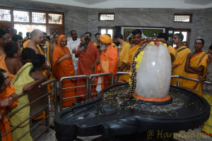 ಓಂಕಾರಾಶ್ರಮದ ದ್ವಾದಶ ಜ್ಯೋತಿರ್ಲಿಂಗಗಳ ದರ್ಶನ ಪಡೆದರು. ಈ ಸಂಧರ್ಭದಲ್ಲಿ ಓಂಕಾರಾಶ್ರಮದ ಶ್ರೀ ಮಧುಸೂಧನಾನಂದಪುರಿ ಶ್ರೀಗಳು ಹಾಗೂ ಗಂವ್ಹಾರದ ತ್ರಿವಿಕ್ರಮಾನಂದ ಸರಸ್ವತಿ ಮಠದ ಶ್ರೀ ಸೋಪಾನನಾಥ ಸ್ವಾಮಿಗಳು ಉಪಸ್ಥಿತರಿದ್ದರು.